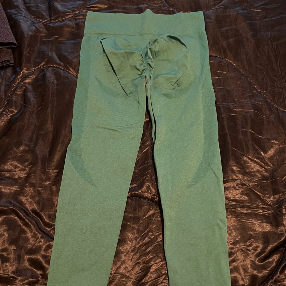 Dark green butt scrunch leggings